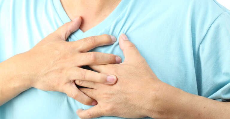 Грудной остеохондроз обычно проявляется болями в области сердца. 